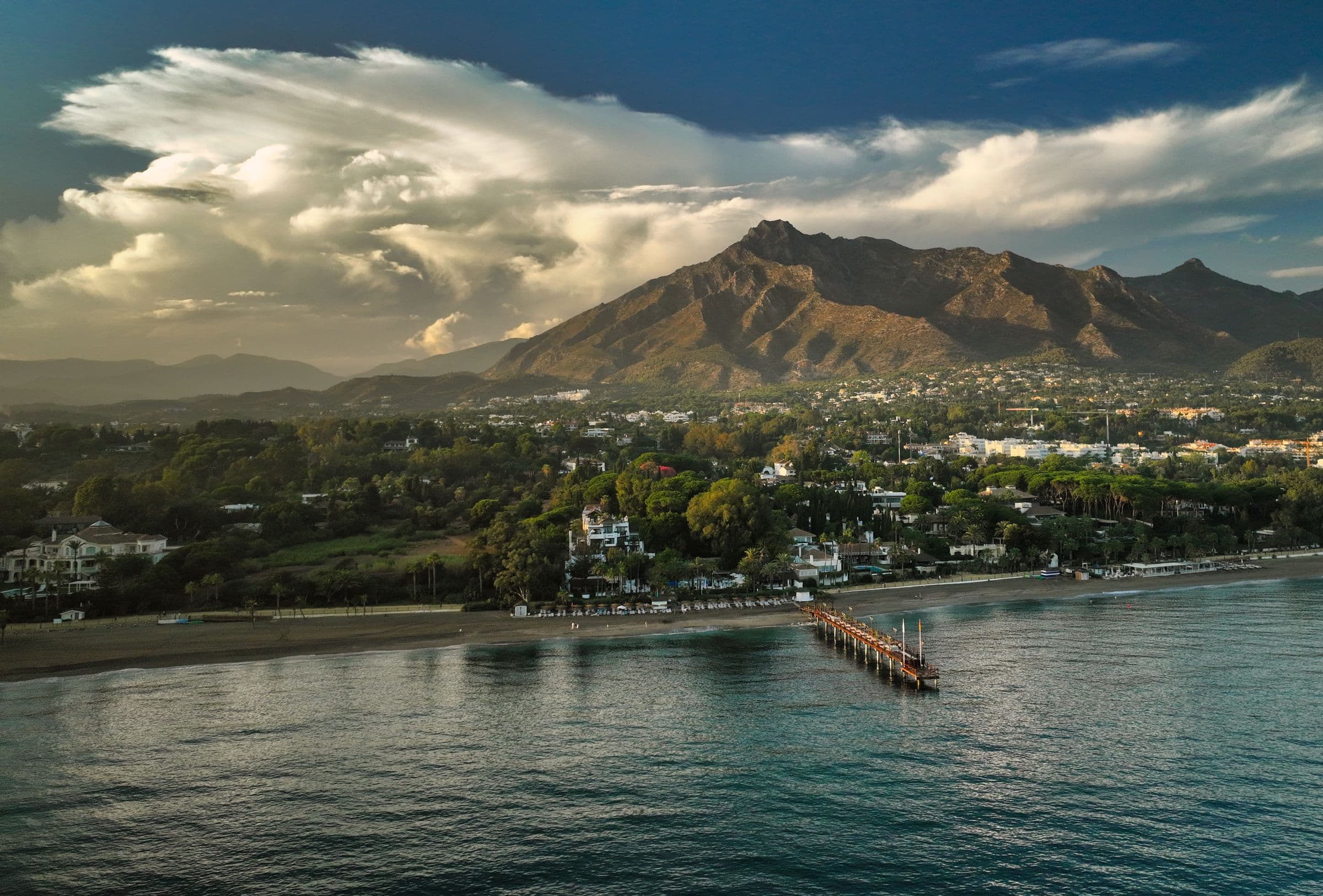 Vista aérea de la costa de Marbella con el monte La Concha