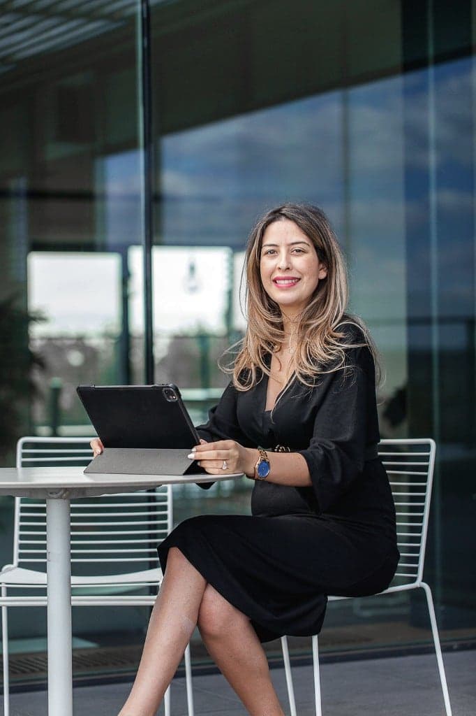 Hind Adamo, directora de Key & Care, trabajando con su tableta al aire libre